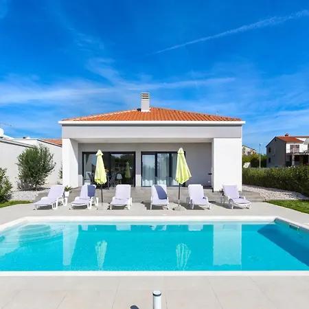 Aria - Family Friendly In For 6 People With Private Swimming Pool Pula
