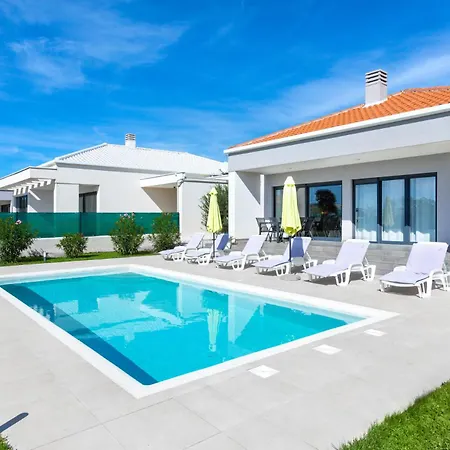 Aria - Family Friendly In For 6 People With Private Swimming Pool Pula