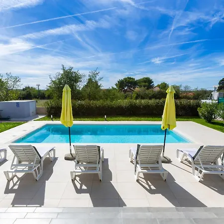 Aria - Family Friendly In For 6 People With Private Swimming Pool Pula